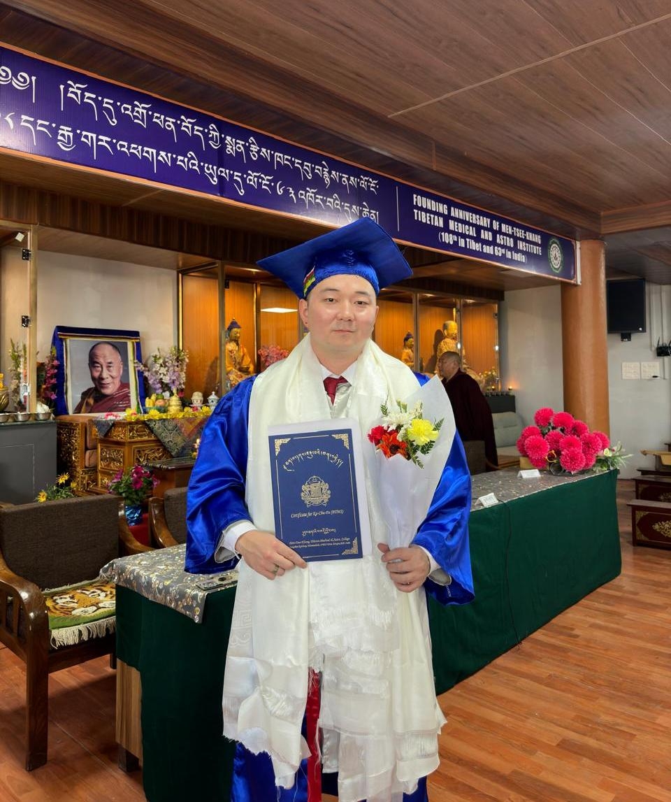 Выпускник из Тувы стал доктором тибетской медицины в Индии