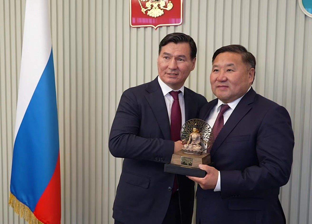 Глава Республики Калмыкия Бату Сергеевич Хасиков, который в эти дни находится в Туве, торжественно передал нам эстафету проведения следующего Международного буддийского форума.