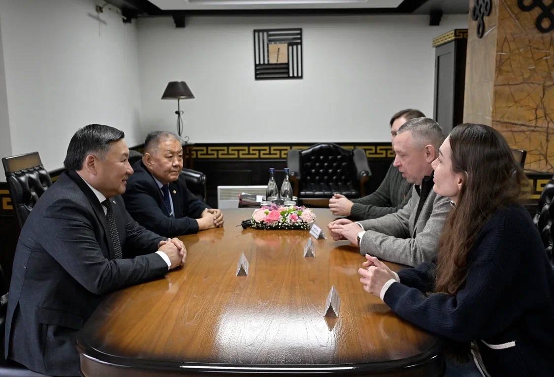 Известный театральный режиссер Игорь Попов, с заведующими по постановке и труппе, прибыл в Туву для переговоров об организации гастролей театра «Мастерская «12» Никиты Михалкова» в дни работы IV Международного буддийского форума. Цель визита также включае